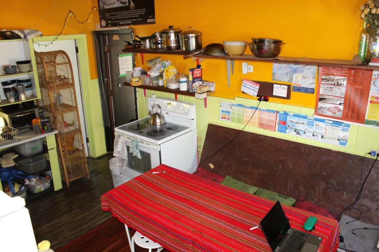 غولدن Kicking Horse Backpacker Hostel المظهر الخارجي الصورة