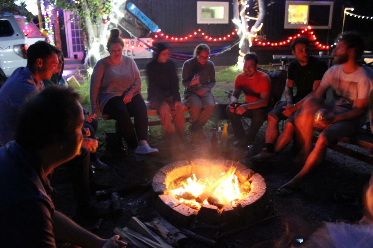 غولدن Kicking Horse Backpacker Hostel المظهر الخارجي الصورة